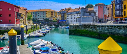Este pueblo del norte es uno de los más bonitos de España: está en Asturias, lleno de playas preciosas y calas secretas