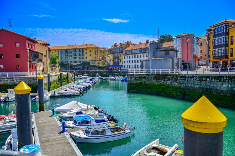 Este pueblo del norte es uno de los más bonitos de España: está en Asturias, lleno de playas preciosas y calas secretas