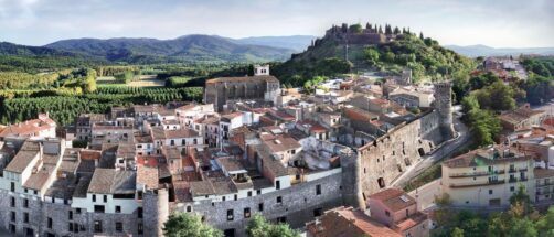 Este es el pueblo más bonito y desconocido de Cataluña: una joya infravalorada con murallas medievales