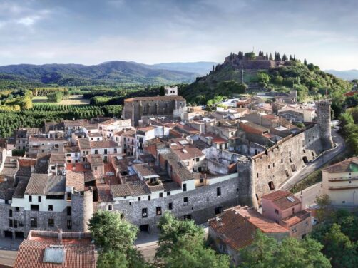 Este es el pueblo más bonito y desconocido de Cataluña: una joya infravalorada con murallas medievales