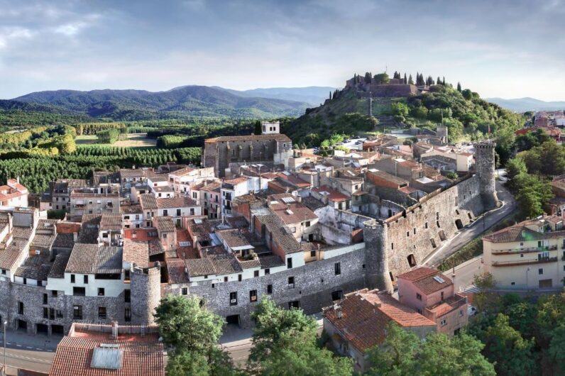 Este es el pueblo más bonito y desconocido de Cataluña: una joya infravalorada con murallas medievales