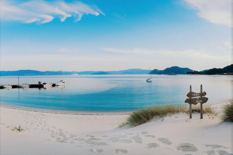 Esta playa del norte de España está entre las mejores del mundo: un paraíso de arena blanca y aguas azules que parece de otro planeta