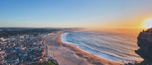 Este pueblo costero de Portugal oculta la ola más grande del mundo: es el favorito de los surfistas