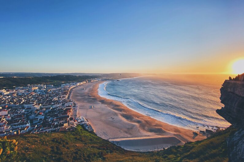 Este pueblo costero de Portugal oculta la ola más grande del mundo: es el favorito de los surfistas