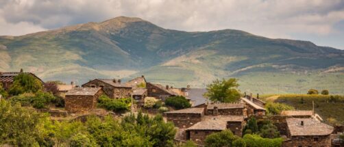 Ni Campillejo ni Valverde de los Arroyos, el pueblo negro más bonito de Guadalajara está a dos horas de Madrid, rodeado de cascadas