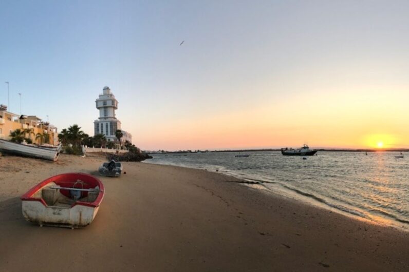 Esta ruta en coche recorre los faros más bonitos de Huelva entre playas de arena blanca y dunas desérticas