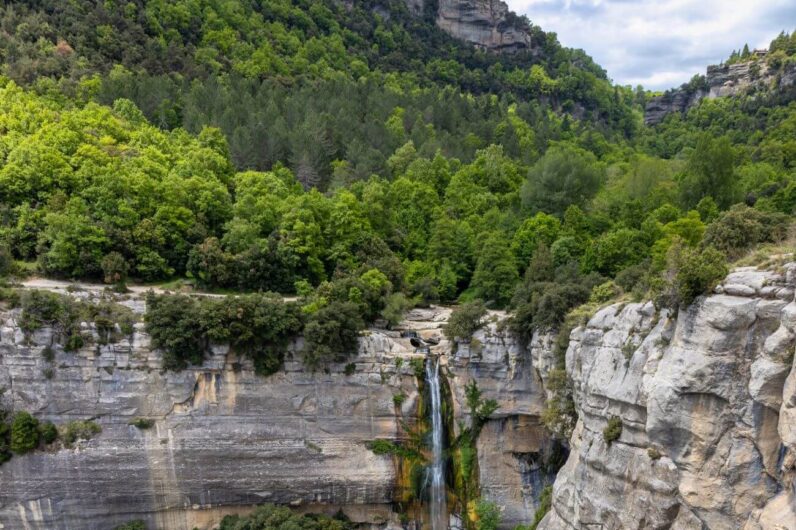 La cascada más alta de Cataluña mide más de cien metros y está en un pueblo precioso detenido en el tiempo