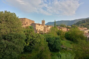 Este es el pueblo medieval mejor conservado del norte de España: tiene un castillo en el centro y está rodeado de volcanes