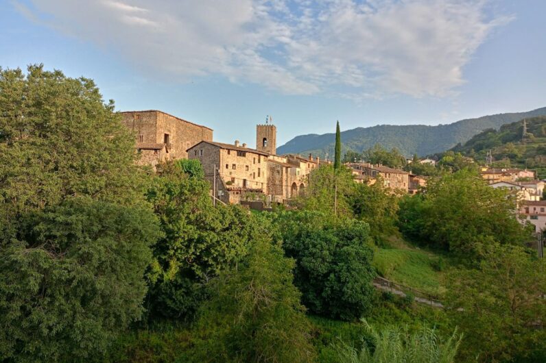 Este es el pueblo medieval mejor conservado del norte de España: tiene un castillo en el centro y está rodeado de volcanes