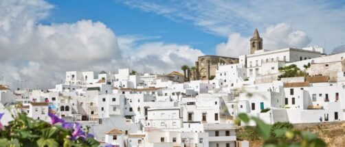 Uno de los pueblos con más encanto de Andalucía se llena de velas esta semana: está en Cádiz y es precioso
