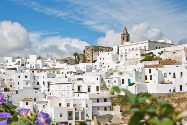 Uno de los pueblos con más encanto de Andalucía se llena de velas esta semana: está en Cádiz y es precioso