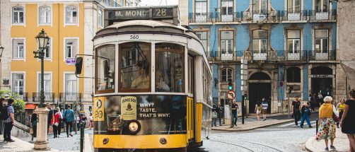 Este es el tranvía más antiguo de Europa: recorre Lisboa subiendo cuestas imposibles