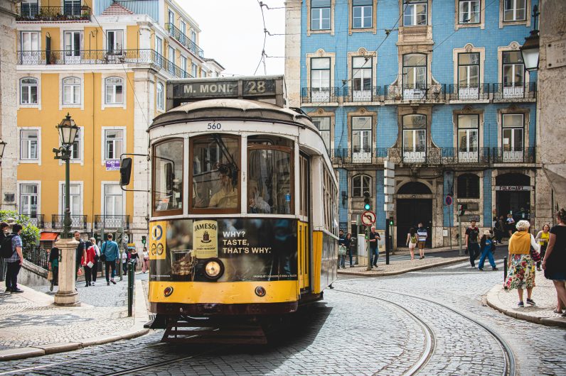 Este es el tranvía más antiguo de Europa: recorre Lisboa subiendo cuestas imposibles
