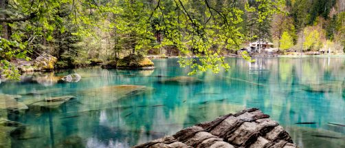 Es el lago más azul del mundo: está en los Alpes suizos y es el lugar perfecto para desconectar