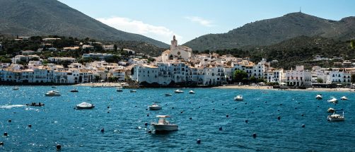 Cadaqués más allá de Dalí: calas y callejones en un destino de postal que nunca aburre