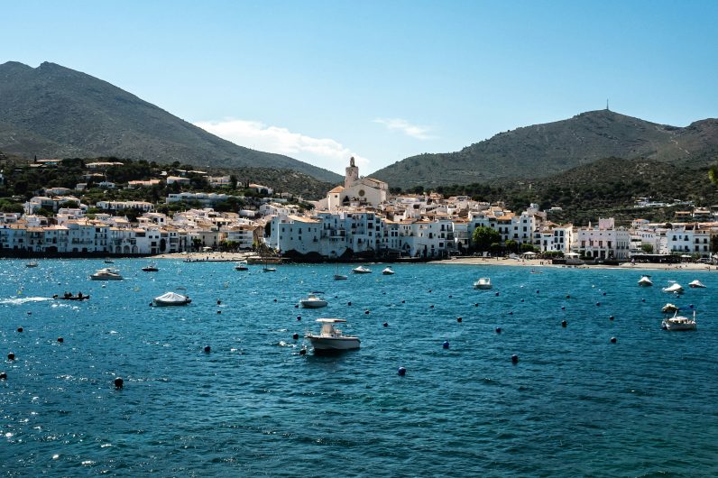 Cadaqués más allá de Dalí: calas y callejones en un destino de postal que nunca aburre