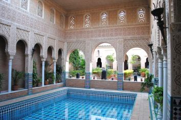 Parece la Alhambra, pero está en un pueblo de Sevilla: el palacio andalusí lleno de azulejos que no conoce nadie