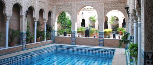 Parece la Alhambra, pero está en un pueblo de Sevilla: el palacio andalusí lleno de azulejos que no conoce nadie