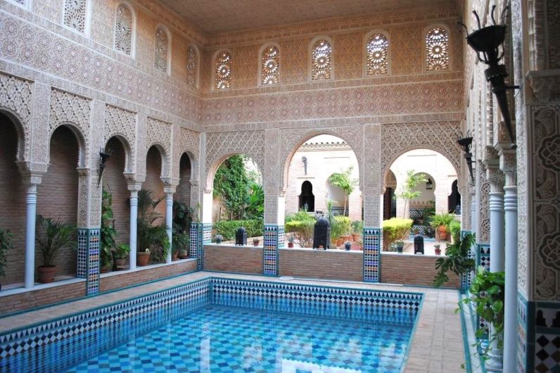 Parece la Alhambra, pero está en un pueblo de Sevilla: el palacio andalusí lleno de azulejos que no conoce nadie