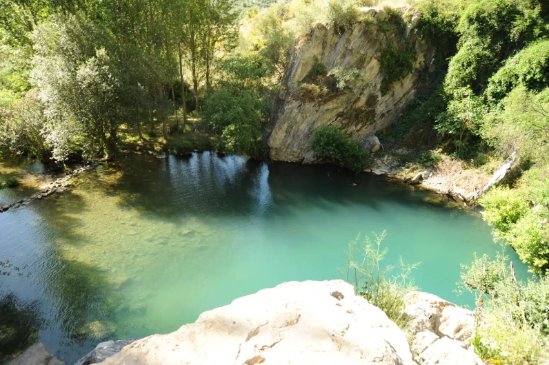 Esta piscina natural tiene aguas cristalinas y está en Andalucía: es el lugar perfecto para huir del calor