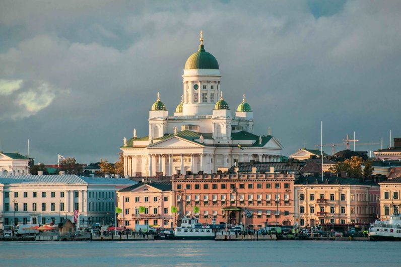 Una sauna flotante en medio del Báltico: así es el verano más inesperado en Helsinki