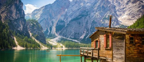 Este es el lago más bonito de Italia, según los italianos: el lugar perfecto para relajarse con un café y un chapuzón