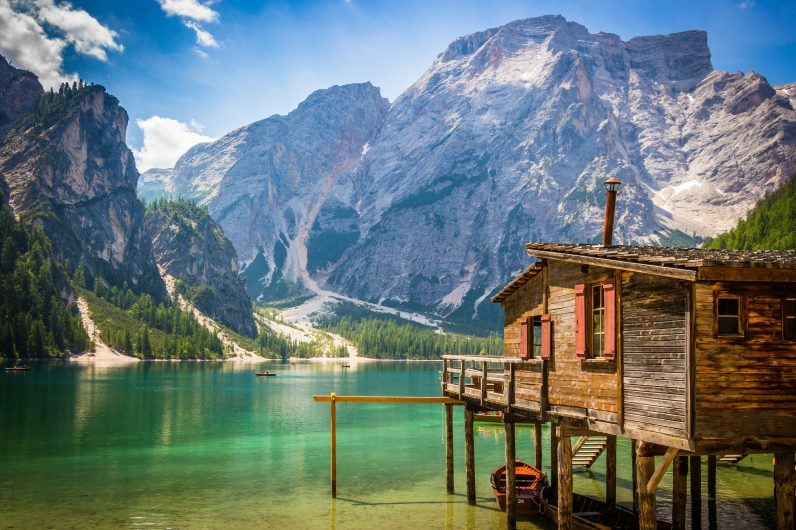 Este es el lago más bonito de Italia, según los italianos: el lugar perfecto para relajarse con un café y un chapuzón