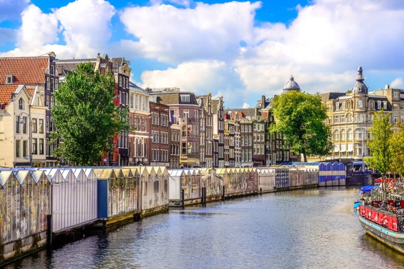 El mercado de flores más espectacular de Europa tiene más de 150 años y flota sobre un canal precioso