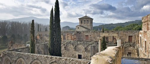Este monasterio espectacular está a una hora de Madrid y no lo conoce nadie: un Bien de Interés Cultural rodeado de piscinas naturales