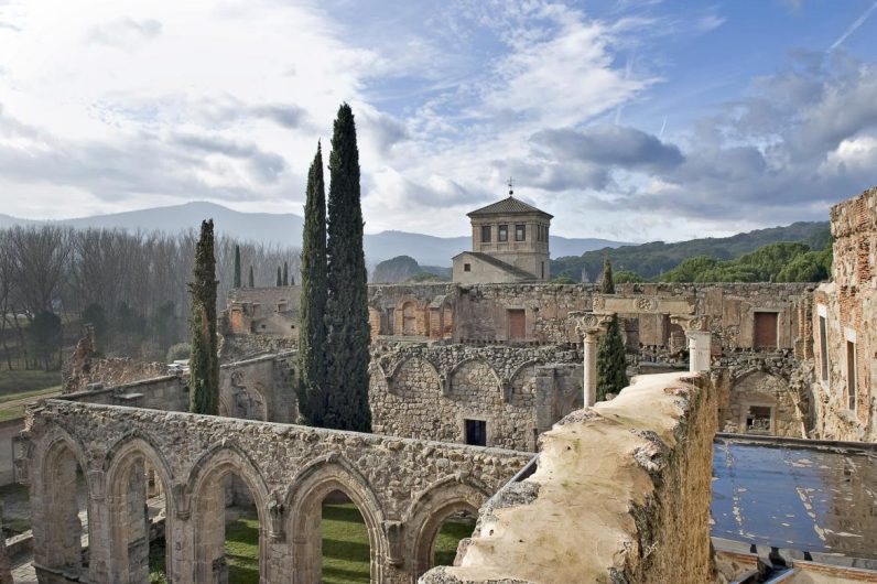 Este monasterio espectacular está a una hora de Madrid y no lo conoce nadie: un Bien de Interés Cultural rodeado de piscinas naturales