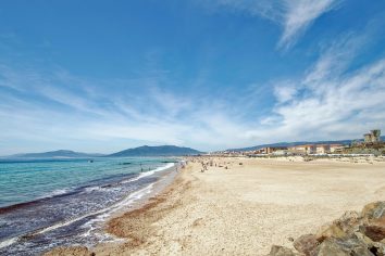 El pueblo andaluz lleno de playas que deja sin palabras a los turistas internacionales: lo llaman el Bali de Europa