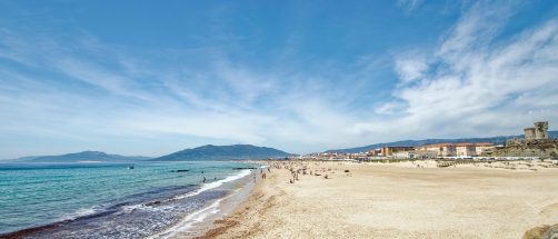 El pueblo andaluz lleno de playas que deja sin palabras a los turistas internacionales: lo llaman el Bali de Europa
