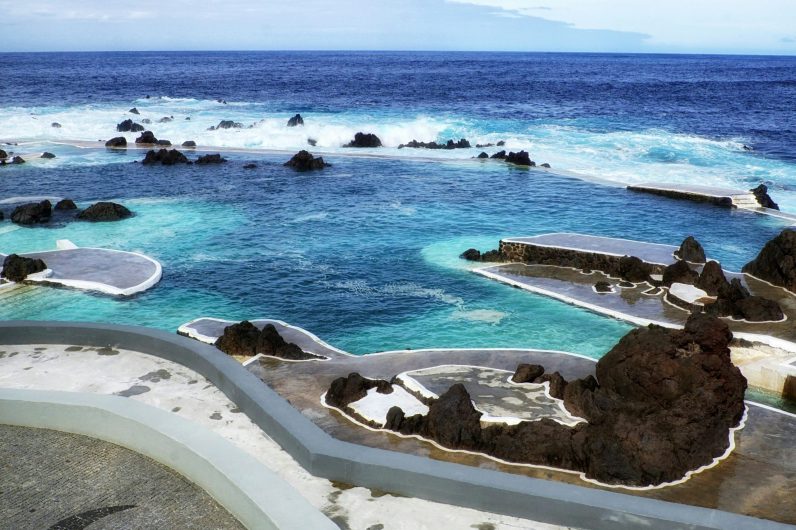 Las piscinas naturales más espectaculares de Portugal están en Madeira: pozas de roca volcánica junto al Atlántico