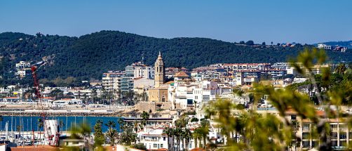 El mejor destino para verano está en la costa catalana: tiene playas preciosas, buena música y mucho arte