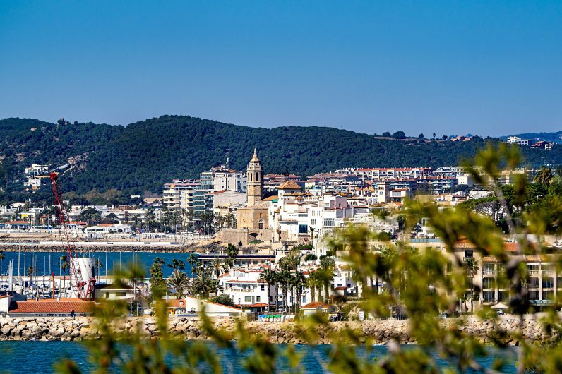 El mejor destino para verano está en la costa catalana: tiene playas preciosas, buena música y mucho arte