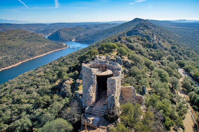 La ruta de senderismo con las vistas más espectaculares está en Extremadura: sigue el curso del Tajo y termina en un castillo