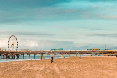 La Haya también tiene playa: un espectacular baño en el mar del Norte entre arquitectura vanguardista