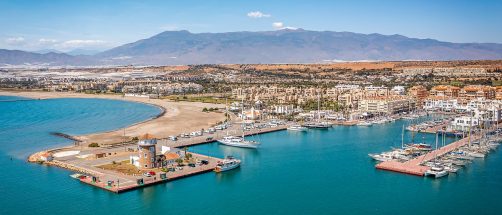 Lo llaman el pequeño Mónaco: así es el pueblo andaluz que ha conquistado a los británicos