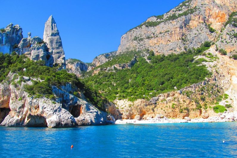 Dicen que es la playa más bonita del mundo: está en Italia, entre acantilados de piedra caliza