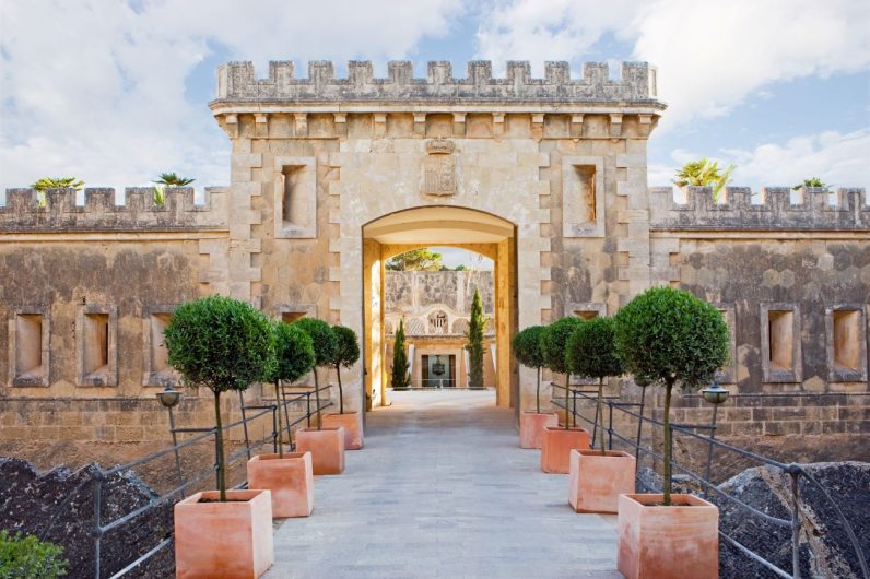 Este recóndito hotel en una antigua fortaleza de Mallorca te contagiará su legado de amor y respeto