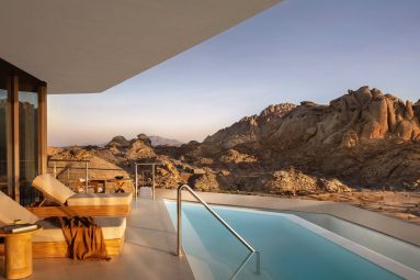 Lo llaman el hotel más bonito del mundo: está excavado en el interior de una montaña de Arabia Saudí
