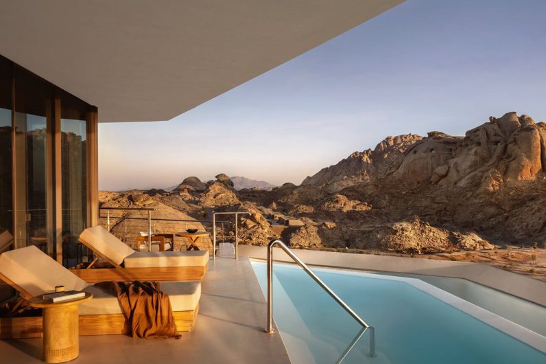 Lo llaman el hotel más bonito del mundo: está excavado en el interior de una montaña de Arabia Saudí