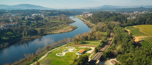 Este balneario al aire libre es el más grande de Galicia: con propiedades curativas y bañadas por el río Miño