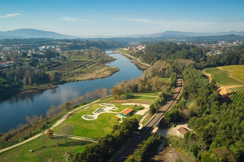 Este balneario al aire libre es el más grande de Galicia: con propiedades curativas y bañadas por el río Miño