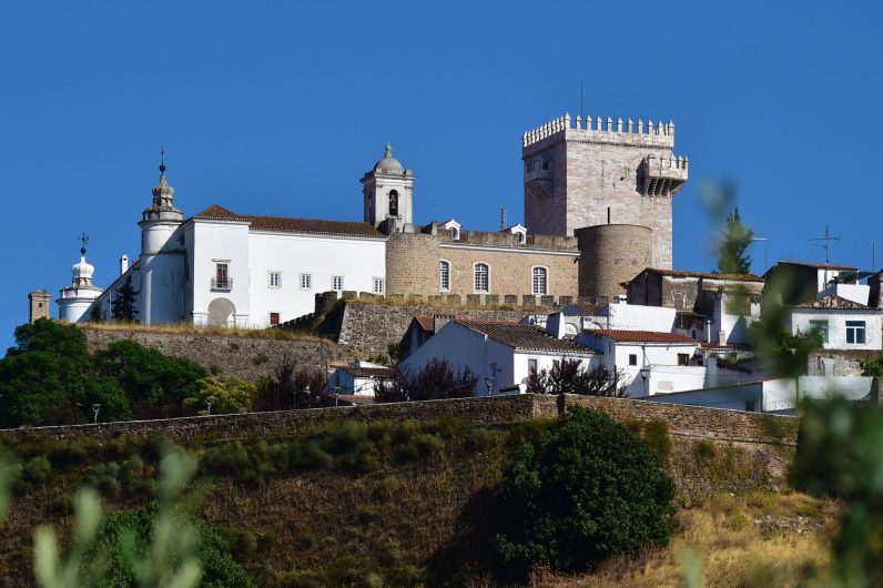 Está muy cerca de España y es ideal para una escapada veraniega: esta ciudad blanca es de las más bonitas de Portugal