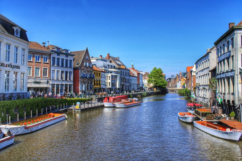La mejor ciudad de Bélgica para visitar en verano: es monumental y tiene canales navegables