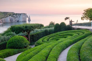 Estos son los jardines más bonitos de Francia: están suspendidos en un acantilado y parecen un cuadro surrealista