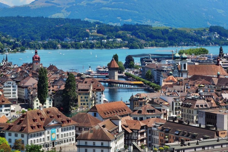 Este es el destino perfecto para alargar el verano: está a orillas del lago más bonito de Suiza
