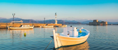 La ciudad más bonita de Grecia está en el Peloponeso: derrocha estilo veneciano y tiene una islote con castillo al que se puede ir en verano