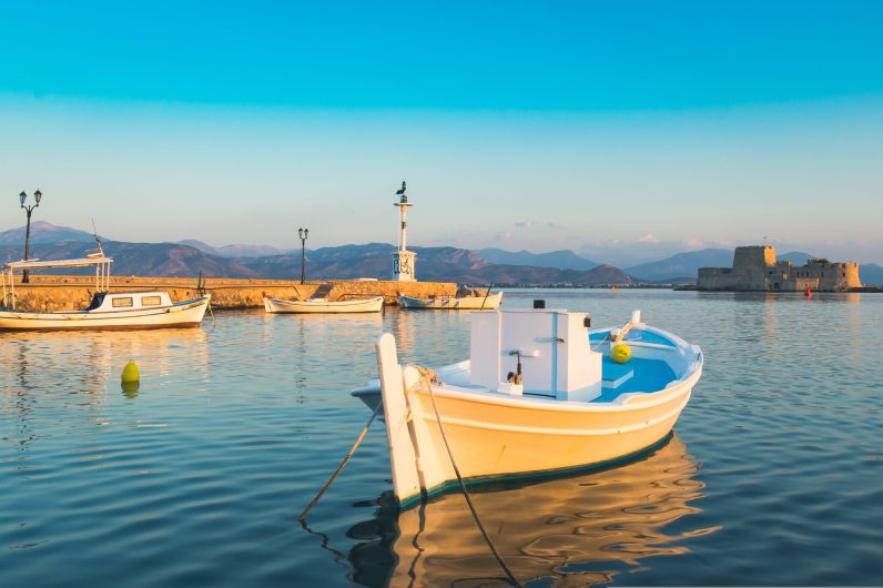 La ciudad más bonita de Grecia está en el Peloponeso: derrocha estilo veneciano y tiene una islote con castillo al que se puede ir en verano